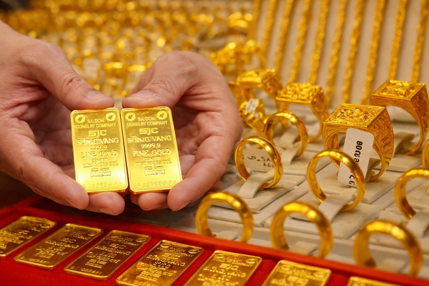 Gi&aacute; v&agrave;ng Việt Nam cao hơn thế giới gần 24 triệu đồng/lượng- Ảnh 1.