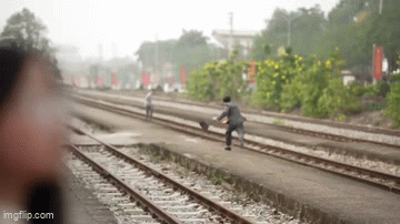 Phản ứng bất ngờ của người đ&agrave;n &ocirc;ng khi l&aacute;i t&agrave;u phanh khẩn cấp, cứu mạng m&igrave;nh trong t&iacute;ch tắc- Ảnh 1.