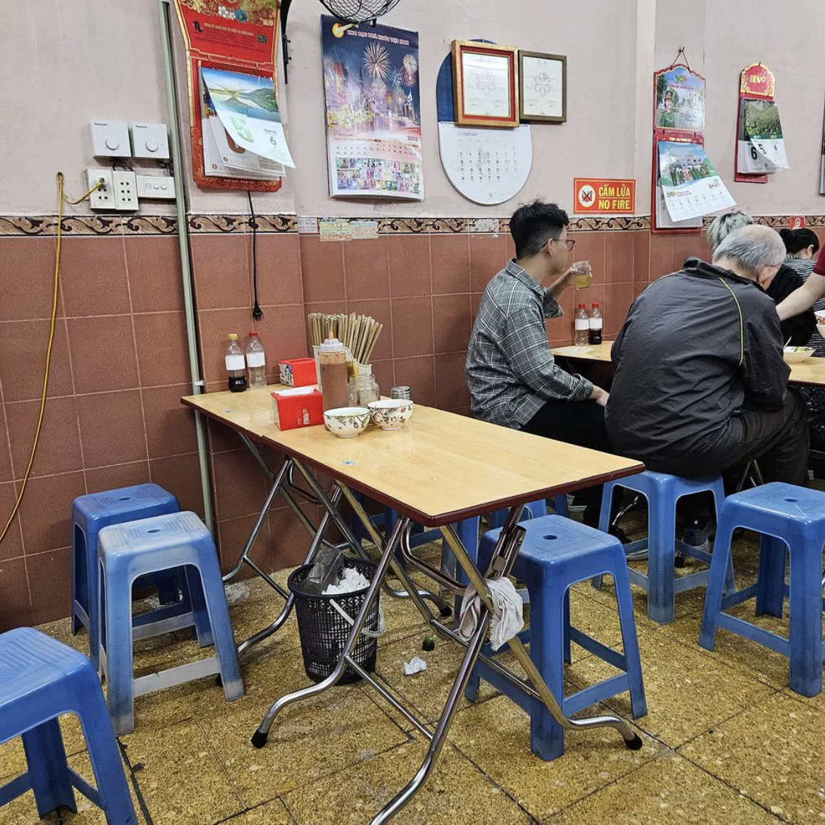 2 qu&aacute;n ăn trong danh s&aacute;ch Michelin H&agrave; Nội bị xử phạt về an to&agrave;n thực phẩm, một loạt h&agrave;ng nổi tiếng kh&aacute;c c&ugrave;ng nằm trong danh s&aacute;ch- Ảnh 2.