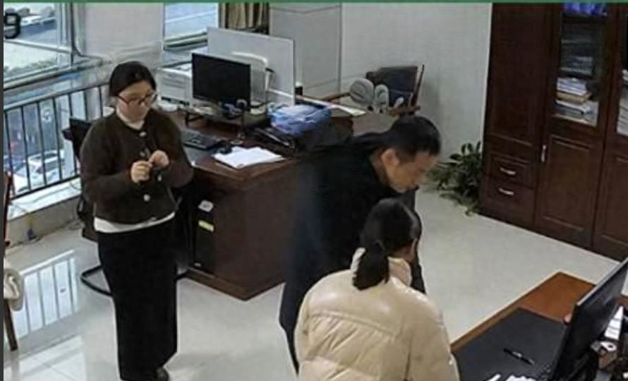 Ph&aacute;t hiện t&agrave;i khoản ng&acirc;n h&agrave;ng bị phong toả sau khi b&aacute;n 15kg bạc thỏi, nhận 1,4 tỷ đồng- Ảnh 2.