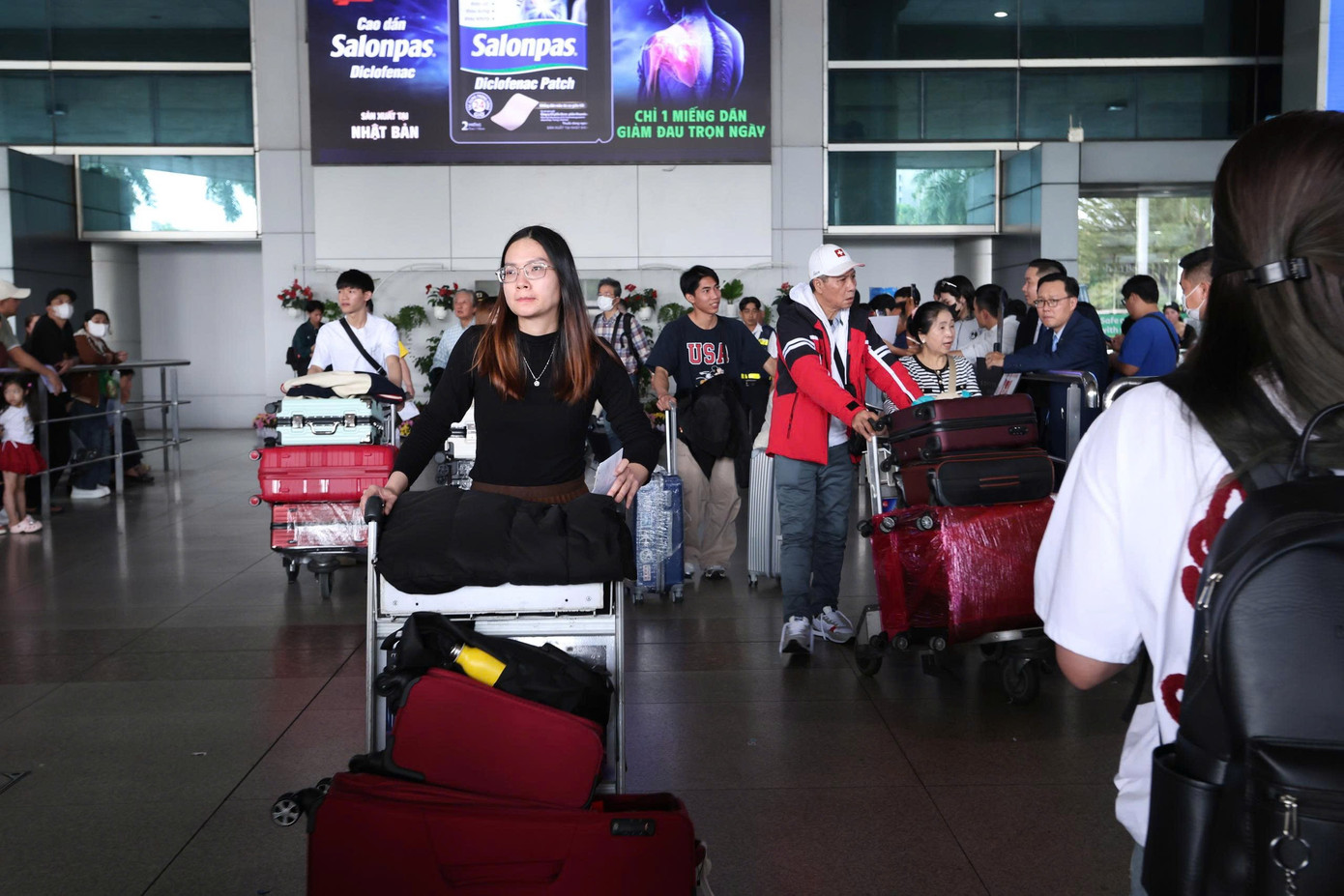 Ga quốc tế s&acirc;n bay T&acirc;n Sơn Nhất nườm nượp đ&oacute;n đưa người th&acirc;n về ăn Tết- Ảnh 2.