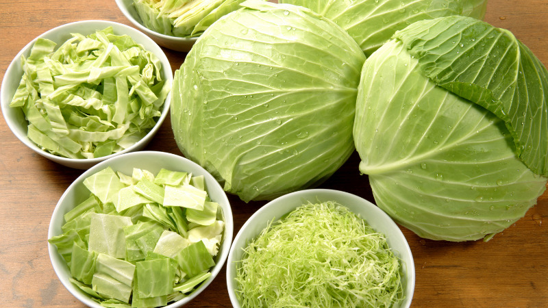 Bắp cải được phun formaldehyde thường c&oacute; 3 đặc điểm, biết được b&iacute; mật n&agrave;y t&ocirc;i đ&atilde; kh&ocirc;ng bao giờ mua bắp cải một c&aacute;ch m&ugrave; qu&aacute;ng nữa!- Ảnh 3.