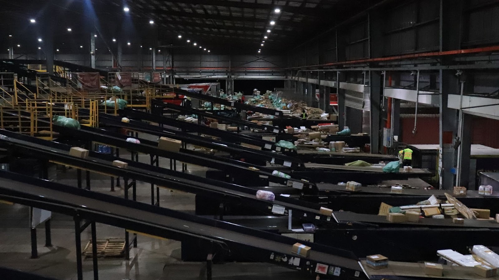 B&ecirc;n trong một trung t&acirc;m giao nhận ng&agrave;y gi&aacute;p Tết: nh&acirc;n vi&ecirc;n "bơi" trong biển h&agrave;ng h&oacute;a, băng chuyền ph&acirc;n loại tự động h&agrave;ng h&oacute;a tốc độ 2 mili gi&acirc;y- Ảnh 2.