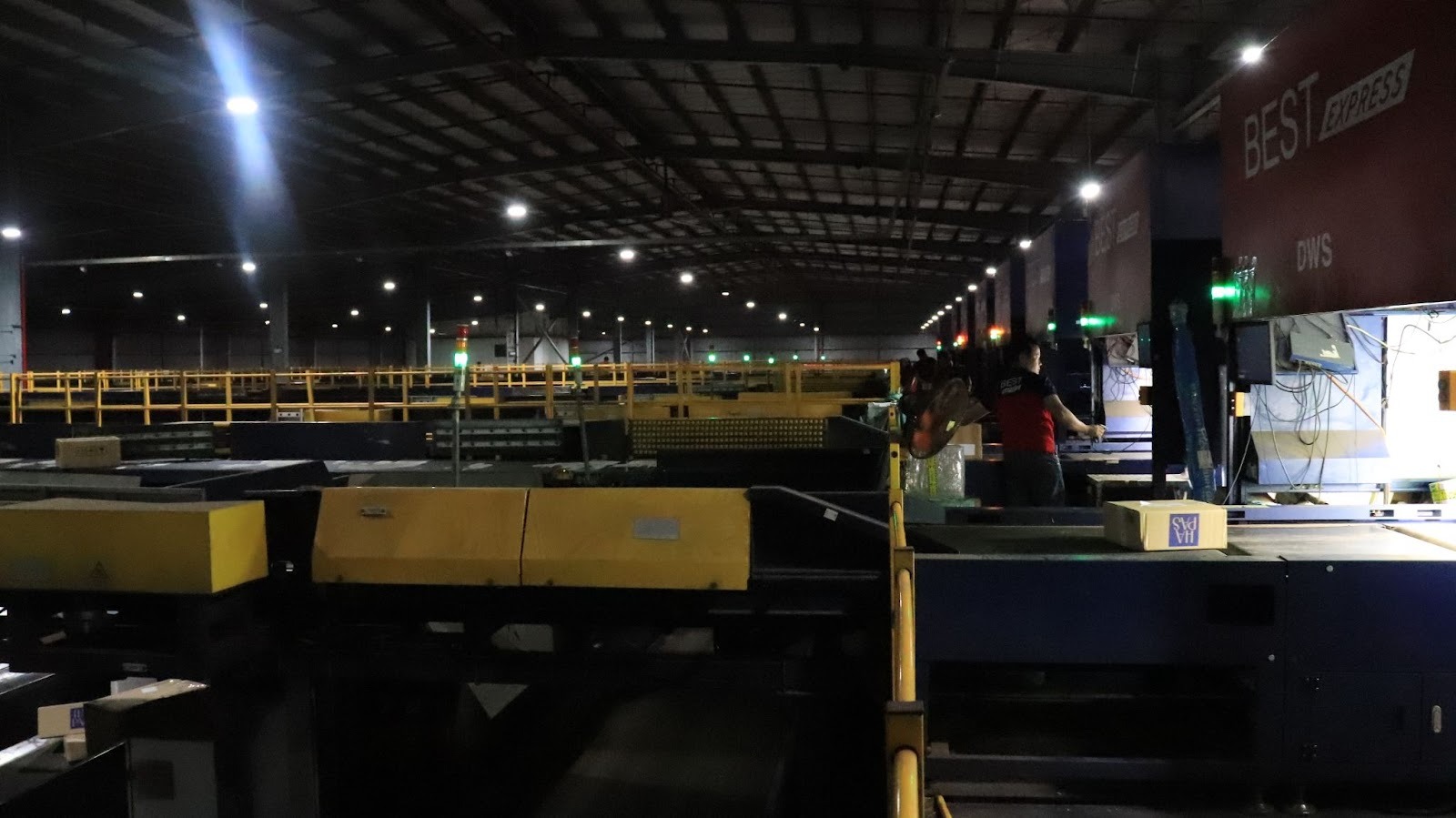 B&ecirc;n trong một trung t&acirc;m giao nhận ng&agrave;y gi&aacute;p Tết: nh&acirc;n vi&ecirc;n "bơi" trong biển h&agrave;ng h&oacute;a, băng chuyền ph&acirc;n loại tự động h&agrave;ng h&oacute;a tốc độ 2 mili gi&acirc;y- Ảnh 3.