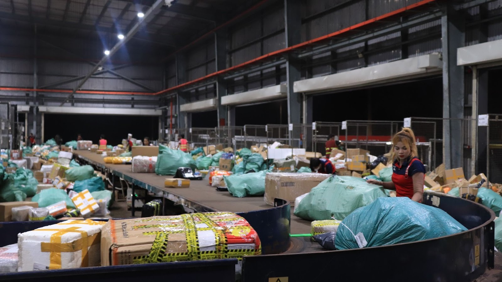 B&ecirc;n trong một trung t&acirc;m giao nhận ng&agrave;y gi&aacute;p Tết: nh&acirc;n vi&ecirc;n "bơi" trong biển h&agrave;ng h&oacute;a, băng chuyền ph&acirc;n loại tự động h&agrave;ng h&oacute;a tốc độ 2 mili gi&acirc;y- Ảnh 6.