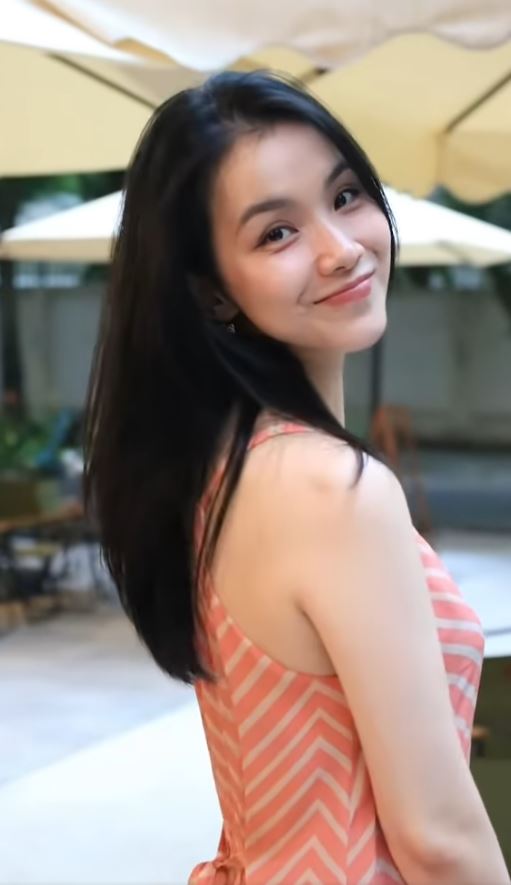 Netizen khen nức nở 1 Hoa hậu Ho&agrave;n vũ 18 năm kh&ocirc;ng gi&agrave;, mặc &aacute;o d&agrave;i tr&ocirc;ng như g&aacute;i đ&ocirc;i mươi- Ảnh 6.