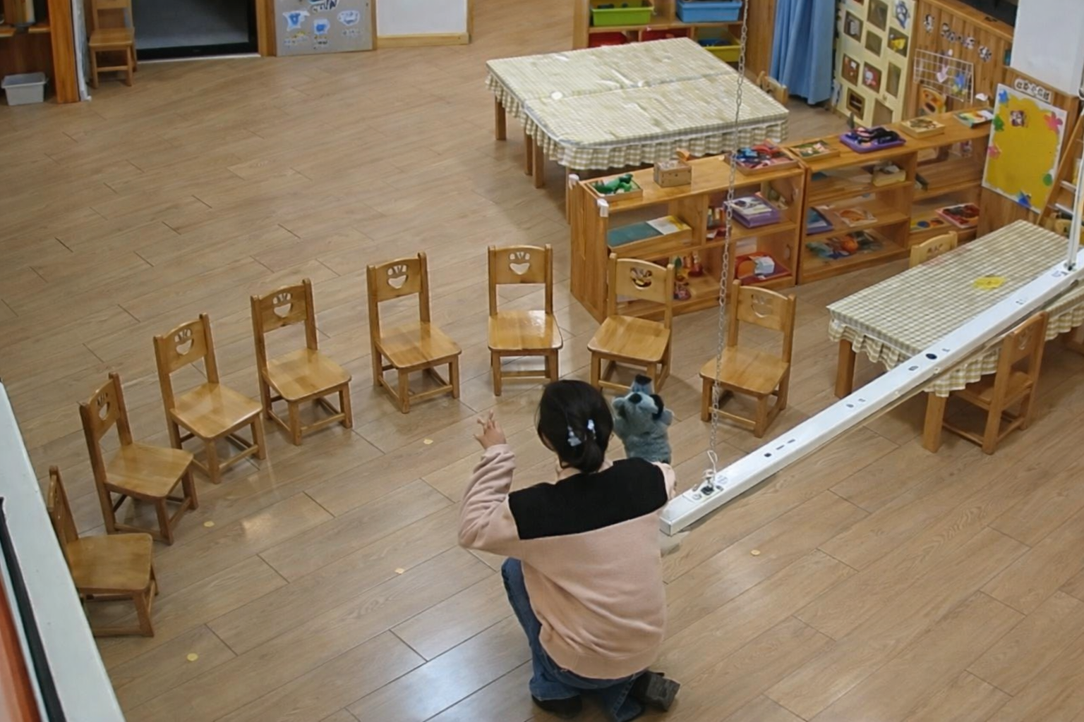 Cảnh tượng kỳ lạ tại một trường mầm non sau giờ tan học- Ảnh 1.