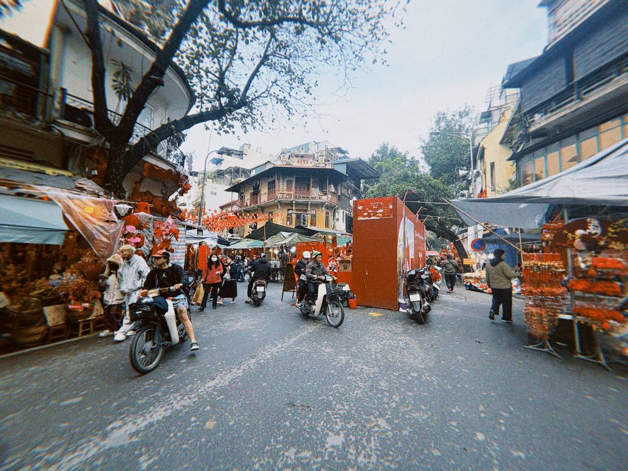 Cận cảnh H&agrave;ng M&atilde; những ng&agrave;y gi&aacute;p Tết: Vắng b&oacute;ng 