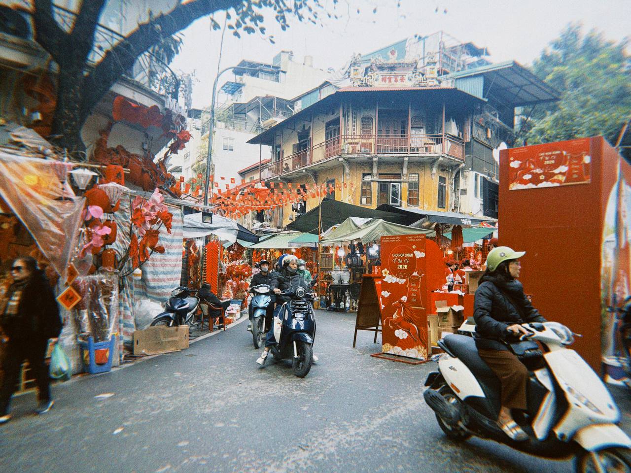 Cận cảnh H&agrave;ng M&atilde; những ng&agrave;y gi&aacute;p Tết: Vắng b&oacute;ng 