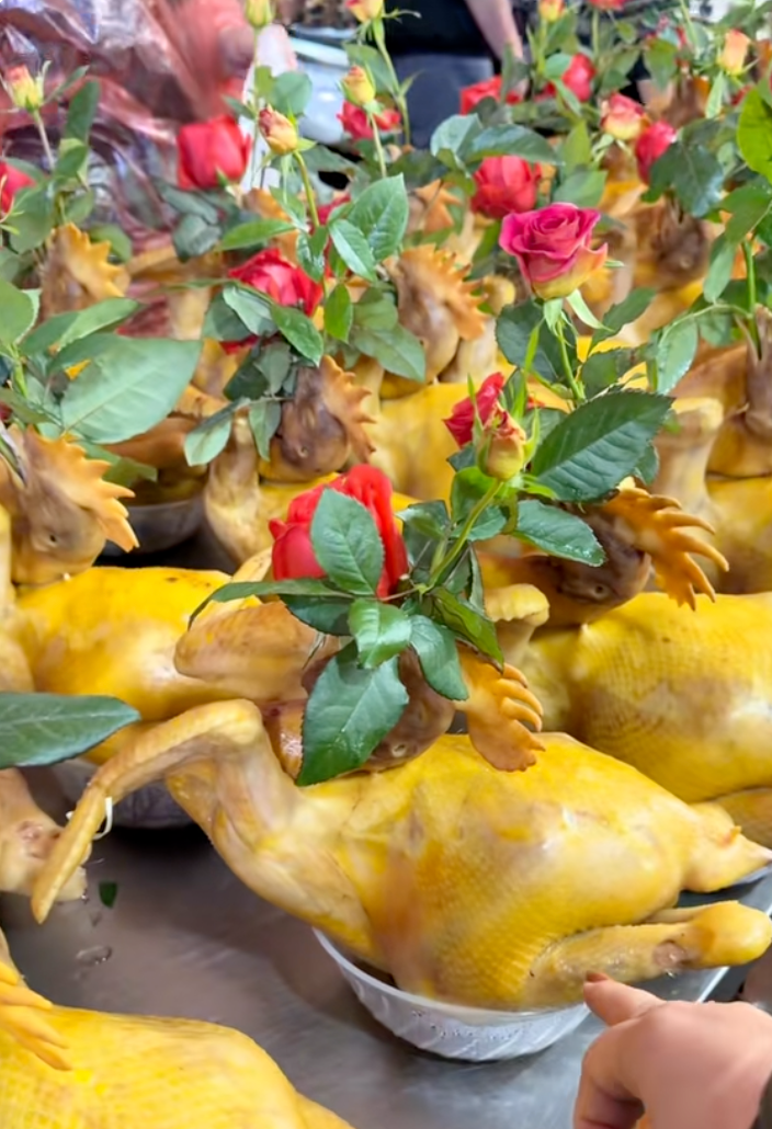 Mẹ H&agrave; Nội chia sẻ bảng chi lễ &ocirc;ng C&ocirc;ng &ocirc;ng T&aacute;o ở chợ nh&agrave; gi&agrave;u: G&agrave; 700k, hoa quả 570k v&agrave; tổng tiền vượt mốc triệu- Ảnh 2.