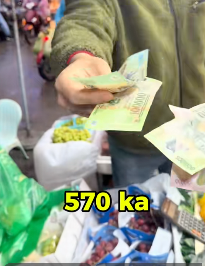 Mẹ H&agrave; Nội chia sẻ bảng chi lễ &ocirc;ng C&ocirc;ng &ocirc;ng T&aacute;o ở chợ nh&agrave; gi&agrave;u: G&agrave; 700k, hoa quả 570k v&agrave; tổng tiền vượt mốc triệu- Ảnh 12.
