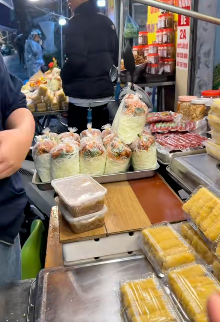 Mẹ H&agrave; Nội chia sẻ bảng chi lễ &ocirc;ng C&ocirc;ng &ocirc;ng T&aacute;o ở chợ nh&agrave; gi&agrave;u: G&agrave; 700k, hoa quả 570k v&agrave; tổng tiền vượt mốc triệu- Ảnh 5.