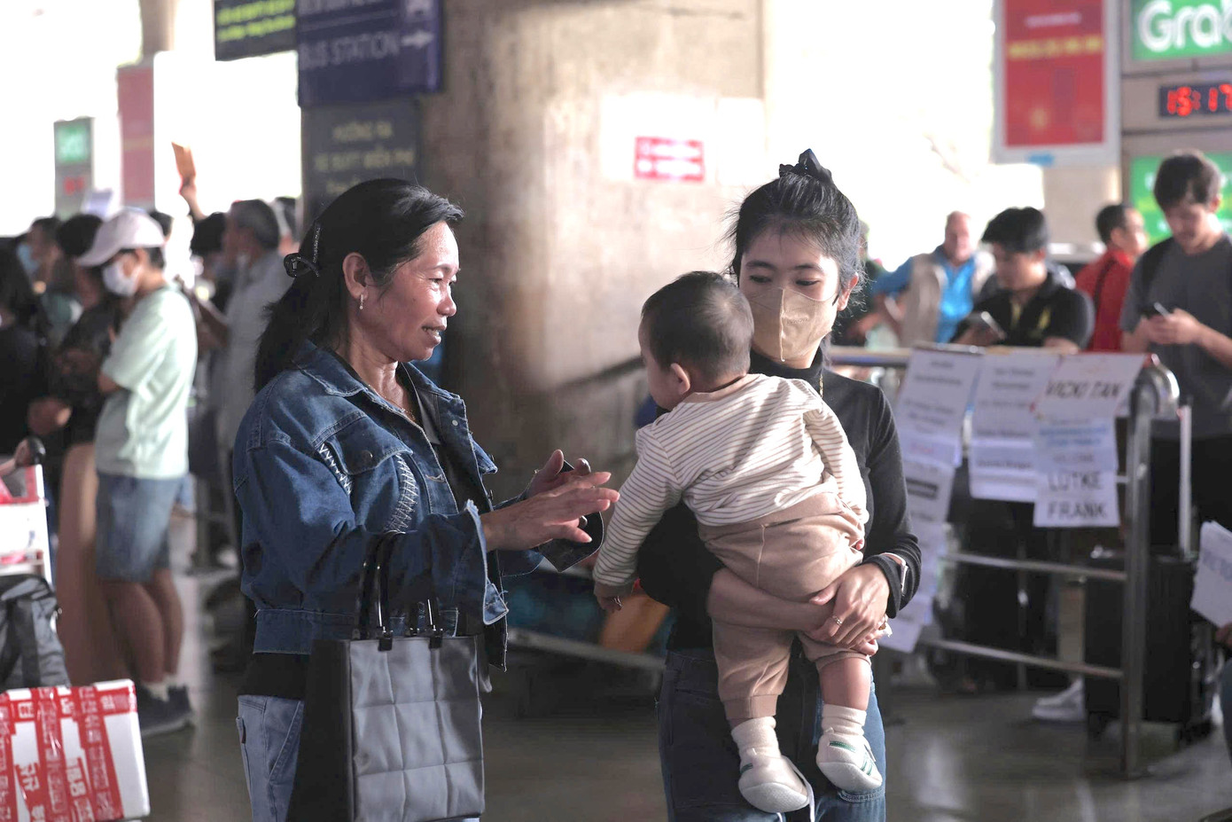 Ga quốc tế s&acirc;n bay T&acirc;n Sơn Nhất nườm nượp đ&oacute;n đưa người th&acirc;n về ăn Tết- Ảnh 5.