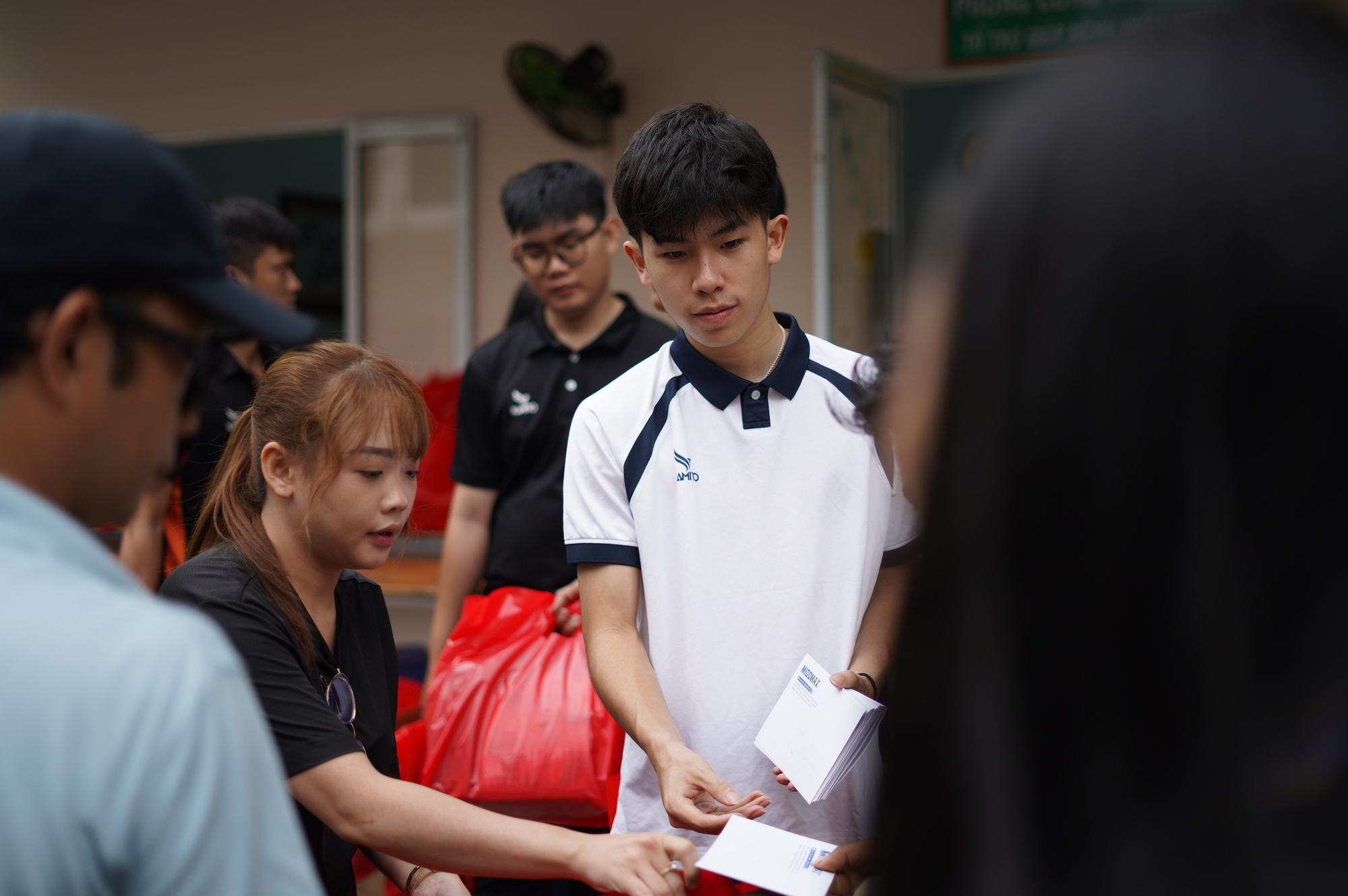 Tay vợt trẻ Tống Nhật Minh g&acirc;y sốt khi đấu gi&aacute; vợt pickleball được trăm triệu, gi&uacute;p c&aacute;c bệnh nhi ngh&egrave;o ăn Tết ấm &aacute;p- Ảnh 2.