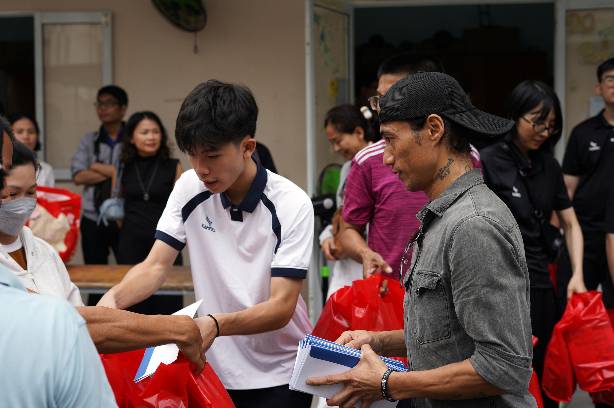 Tay vợt trẻ Tống Nhật Minh g&acirc;y sốt khi đấu gi&aacute; vợt pickleball được trăm triệu, gi&uacute;p c&aacute;c bệnh nhi ngh&egrave;o ăn Tết ấm &aacute;p- Ảnh 4.