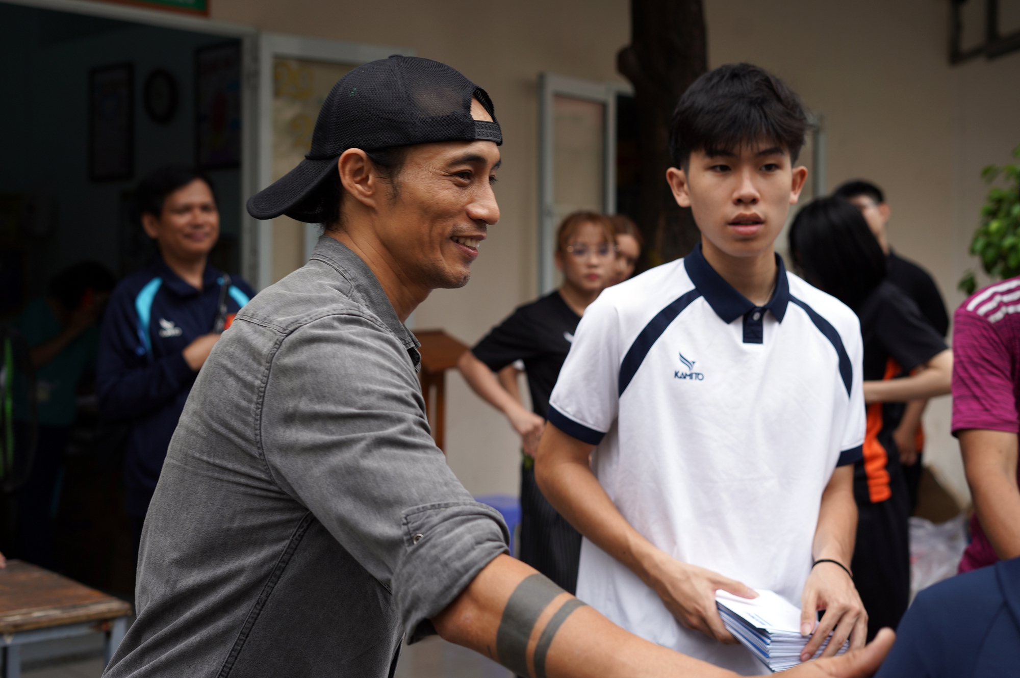 Tay vợt trẻ Tống Nhật Minh g&acirc;y sốt khi đấu gi&aacute; vợt pickleball được trăm triệu, gi&uacute;p c&aacute;c bệnh nhi ngh&egrave;o ăn Tết ấm &aacute;p- Ảnh 3.