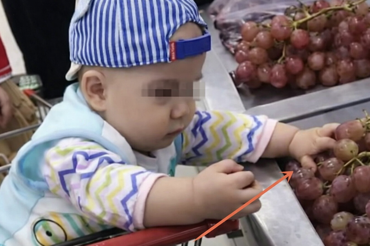 Dắt ch&aacute;u đi si&ecirc;u thị, ch&aacute;u b&oacute;p n&aacute;t cả rổ nho, phản ứng của &ocirc;ng ngoại khiến nh&acirc;n vi&ecirc;n tức đến bật kh&oacute;c- Ảnh 1.