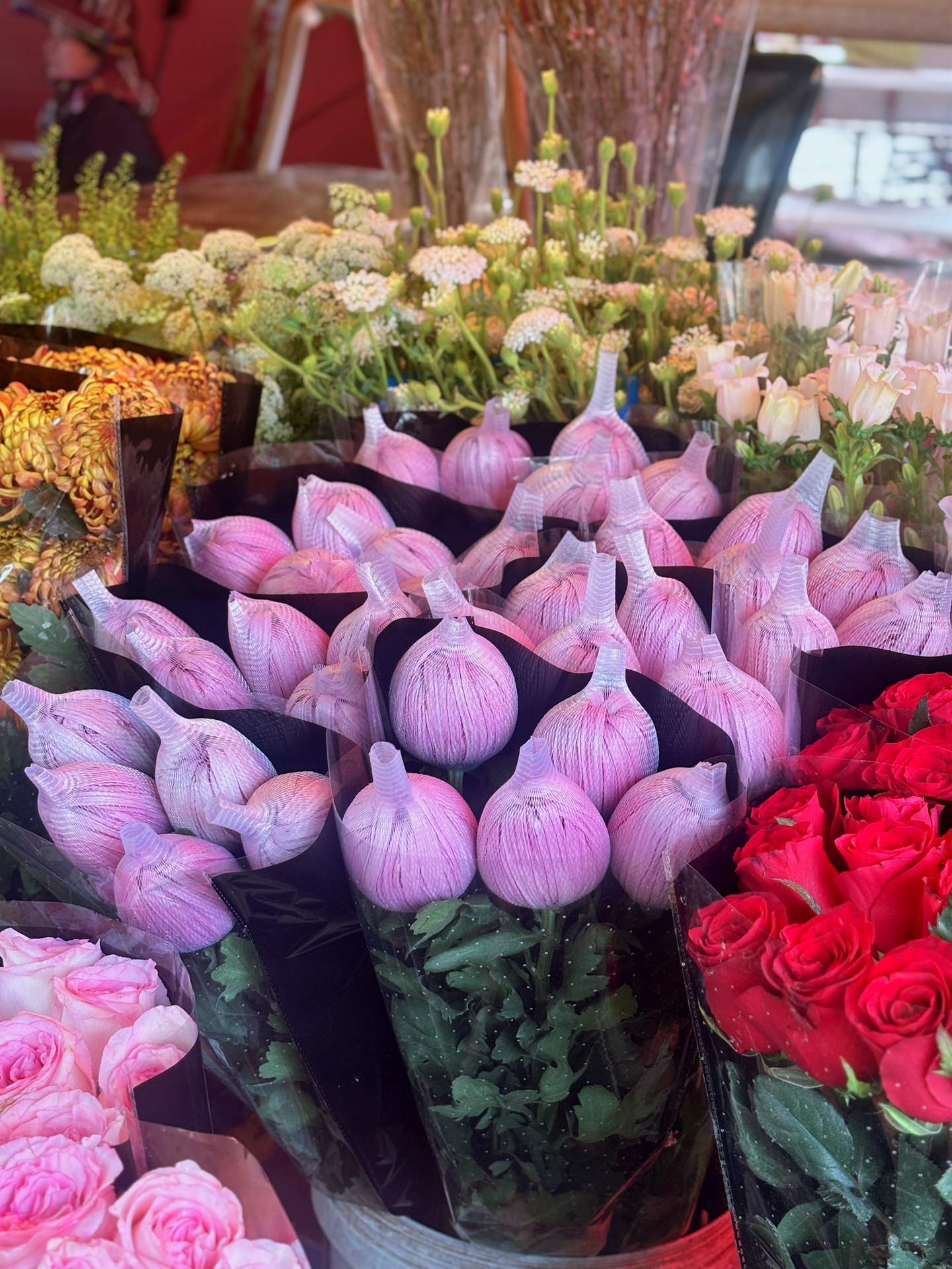 Chợ hoa Quảng B&aacute; năm nay: Một loại hoa mới chiếm s&oacute;ng, gi&aacute; l&ecirc;n đến tiền triệu nhưng kh&aacute;ch chốt mua chỉ trong nốt nhạc- Ảnh 10.