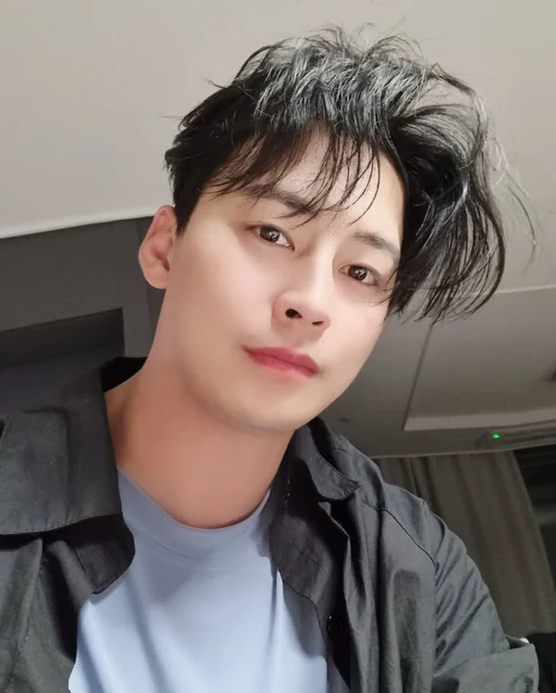 R&ugrave;ng m&igrave;nh trước th&ocirc;ng điệp của nam thần Cười L&ecirc;n Dong Hae trước khi qua đời- Ảnh 5.