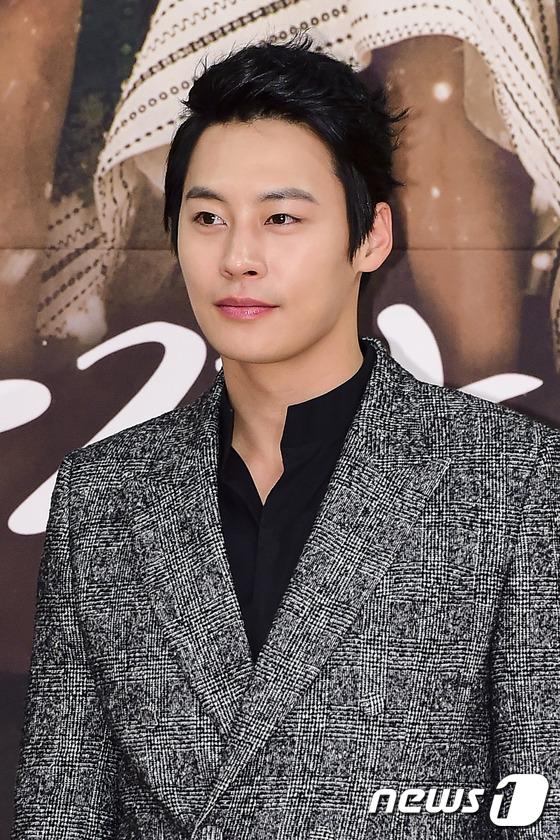 R&ugrave;ng m&igrave;nh trước th&ocirc;ng điệp của nam thần Cười L&ecirc;n Dong Hae trước khi qua đời- Ảnh 1.