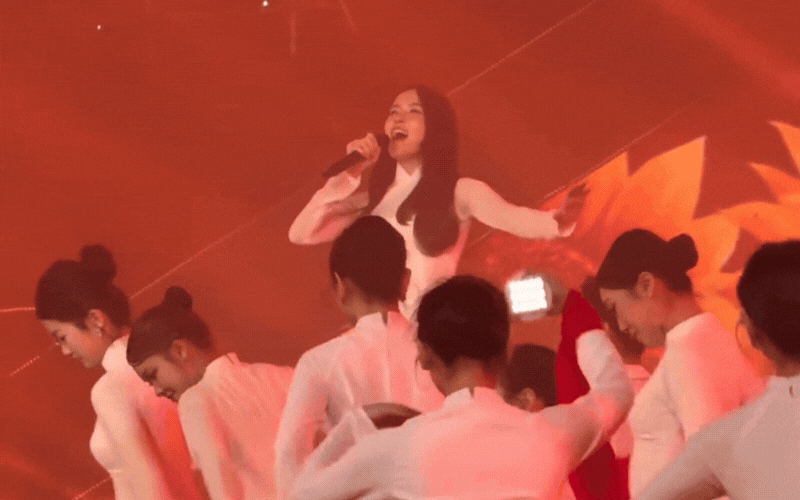 Nữ ca sĩ biểu diễn ở chương tr&igrave;nh Bộ Quốc ph&ograve;ng: H&aacute;t hay xinh đẹp kh&ocirc;ng thiếu thứ g&igrave;, ng&agrave;y c&agrave;ng được c&ocirc;ng nhận thực lực- Ảnh 1.