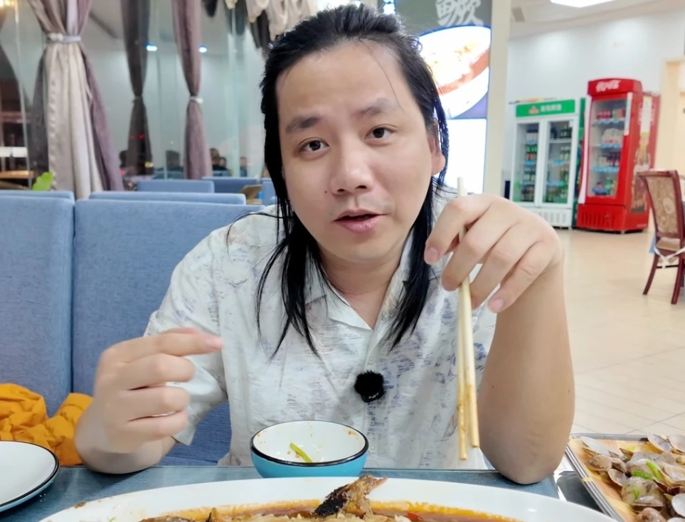 Khoa Pug trước khi ph&aacute; sản tự tin l&agrave; YouTuber Việt Nam gi&agrave;u nhất tại Mỹ: &ldquo;30 tỷ đối với t&ocirc;i l&agrave; r&aacute;c&rdquo;- Ảnh 1.