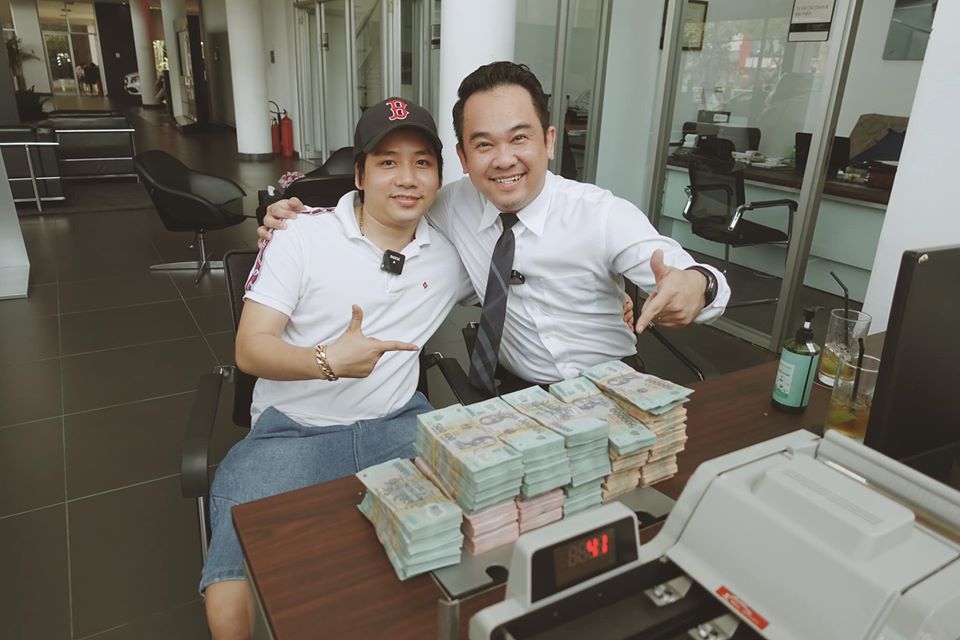 Nh&igrave;n lại d&agrave;n xe của Khoa Pug trước khi tuy&ecirc;n bố ph&aacute; sản: Từ Camry &lsquo;m&aacute;y V6&rsquo; độc lạ tại Mỹ đến cặp đ&ocirc;i Mercedes-Benz hơn 4 tỷ đồng tại Việt Nam- Ảnh 2.