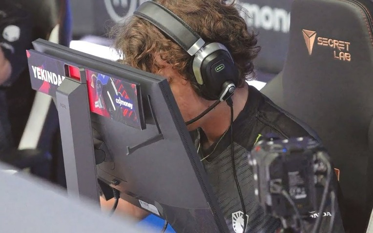 Giải m&atilde; th&oacute;i quen kỳ lạ của game thủ chuy&ecirc;n nghiệp: Tại sao họ lại "d&iacute; mắt" v&agrave;o m&agrave;n h&igrave;nh khi thi đấu?- Ảnh 1.