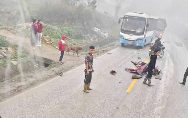 Mẹ địu con đi xe m&aacute;y va chạm với xe kh&aacute;ch, con 2 tuổi tử vong, mẹ bị thương- Ảnh 1.