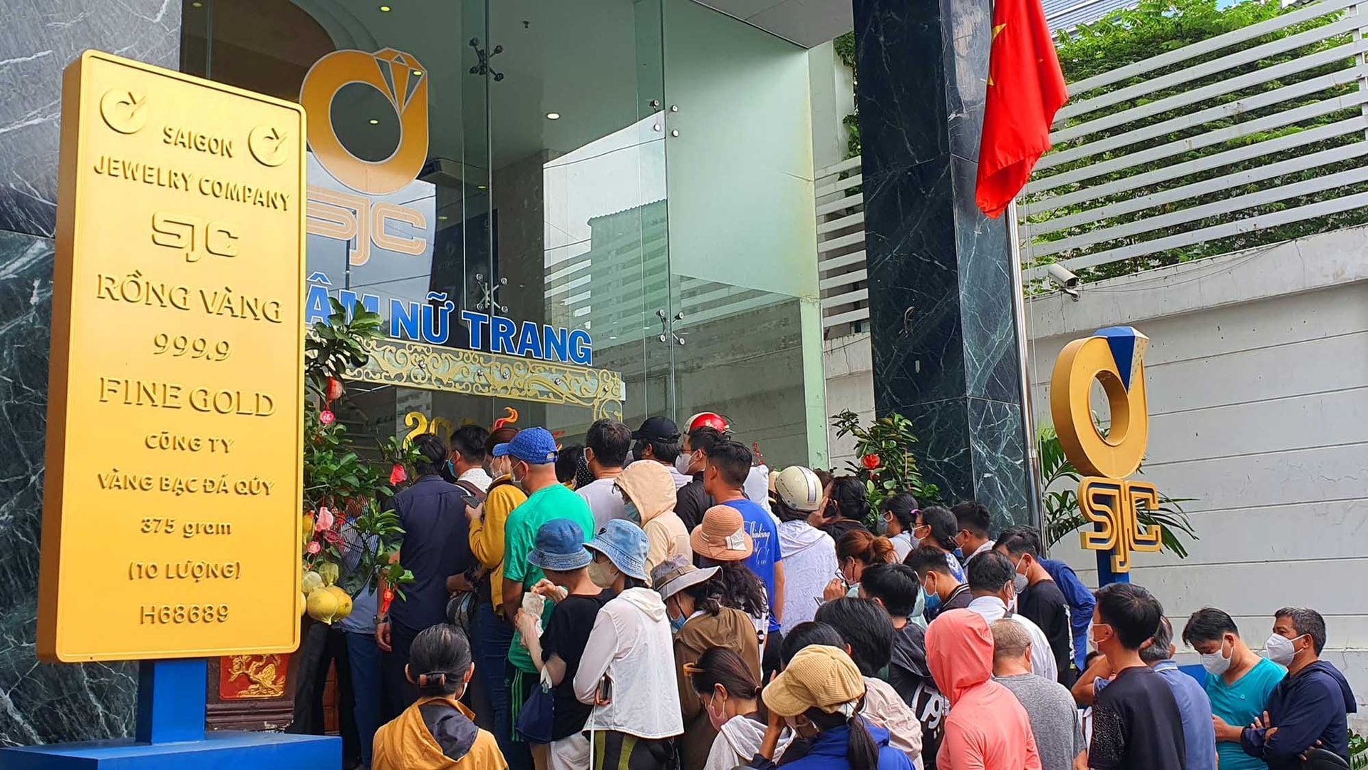 V&agrave;ng l&ecirc;n 181 triệu đồng/lượng, C&ocirc;ng ty SJC ra th&ocirc;ng b&aacute;o quan trọng, người mua b&aacute;n cần biết ngay- Ảnh 1.