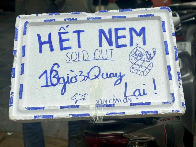 &ldquo;Truyền thuyết&rdquo; ng&agrave;y 24 Tết ở H&agrave; Nội: Phải &ldquo;c&oacute; căn&rdquo; lắm mới mua được nem chua Trần C&ocirc;ng Ch&acirc;u- Ảnh 4.