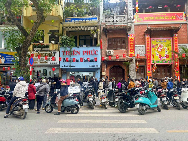 &ldquo;Truyền thuyết&rdquo; ng&agrave;y 24 Tết ở H&agrave; Nội: Phải &ldquo;c&oacute; căn&rdquo; lắm mới mua được nem chua Trần C&ocirc;ng Ch&acirc;u- Ảnh 2.