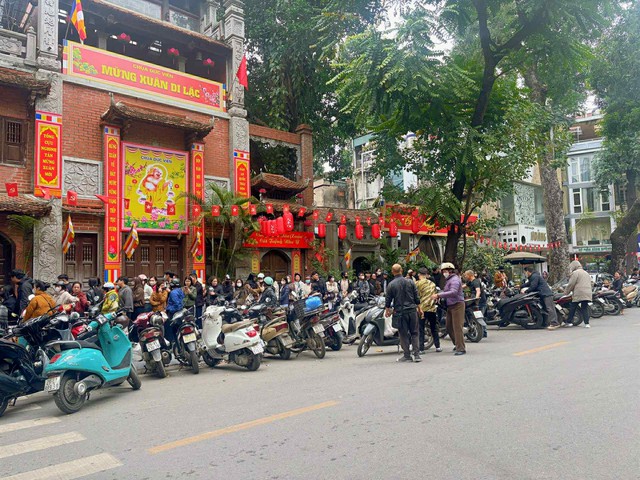 &ldquo;Truyền thuyết&rdquo; ng&agrave;y 24 Tết ở H&agrave; Nội: Phải &ldquo;c&oacute; căn&rdquo; lắm mới mua được nem chua Trần C&ocirc;ng Ch&acirc;u- Ảnh 1.