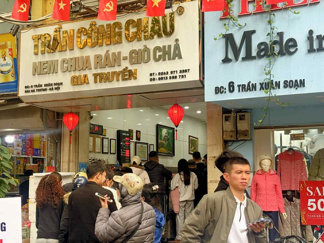 &ldquo;Truyền thuyết&rdquo; ng&agrave;y 24 Tết ở H&agrave; Nội: Phải &ldquo;c&oacute; căn&rdquo; lắm mới mua được nem chua Trần C&ocirc;ng Ch&acirc;u- Ảnh 3.