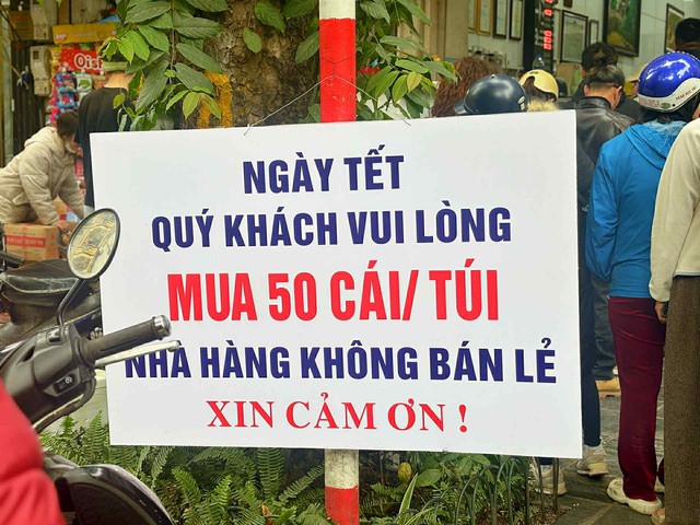 &ldquo;Truyền thuyết&rdquo; ng&agrave;y 24 Tết ở H&agrave; Nội: Phải &ldquo;c&oacute; căn&rdquo; lắm mới mua được nem chua Trần C&ocirc;ng Ch&acirc;u- Ảnh 5.