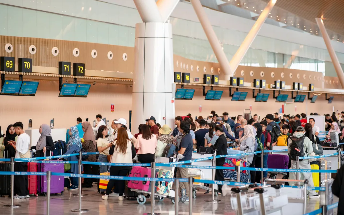 S&acirc;n bay T&acirc;n Sơn Nhất đ&oacute;n hơn 160.000 kh&aacute;ch, cao nhất lịch sử- Ảnh 1.