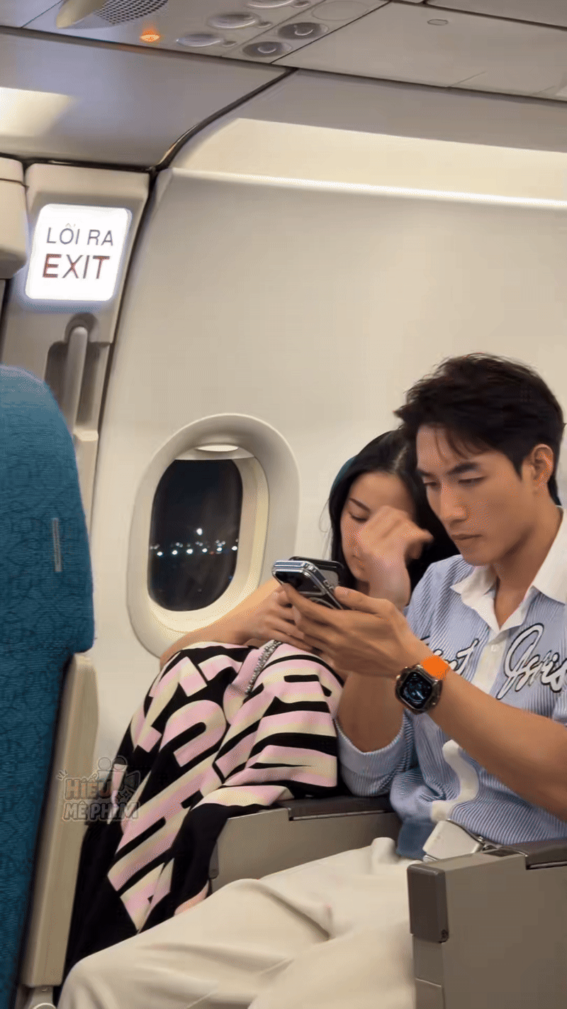 "Nổ" clip cặp sao Việt bị bắt gặp t&igrave;nh tứ tr&ecirc;n m&aacute;y bay- Ảnh 3.
