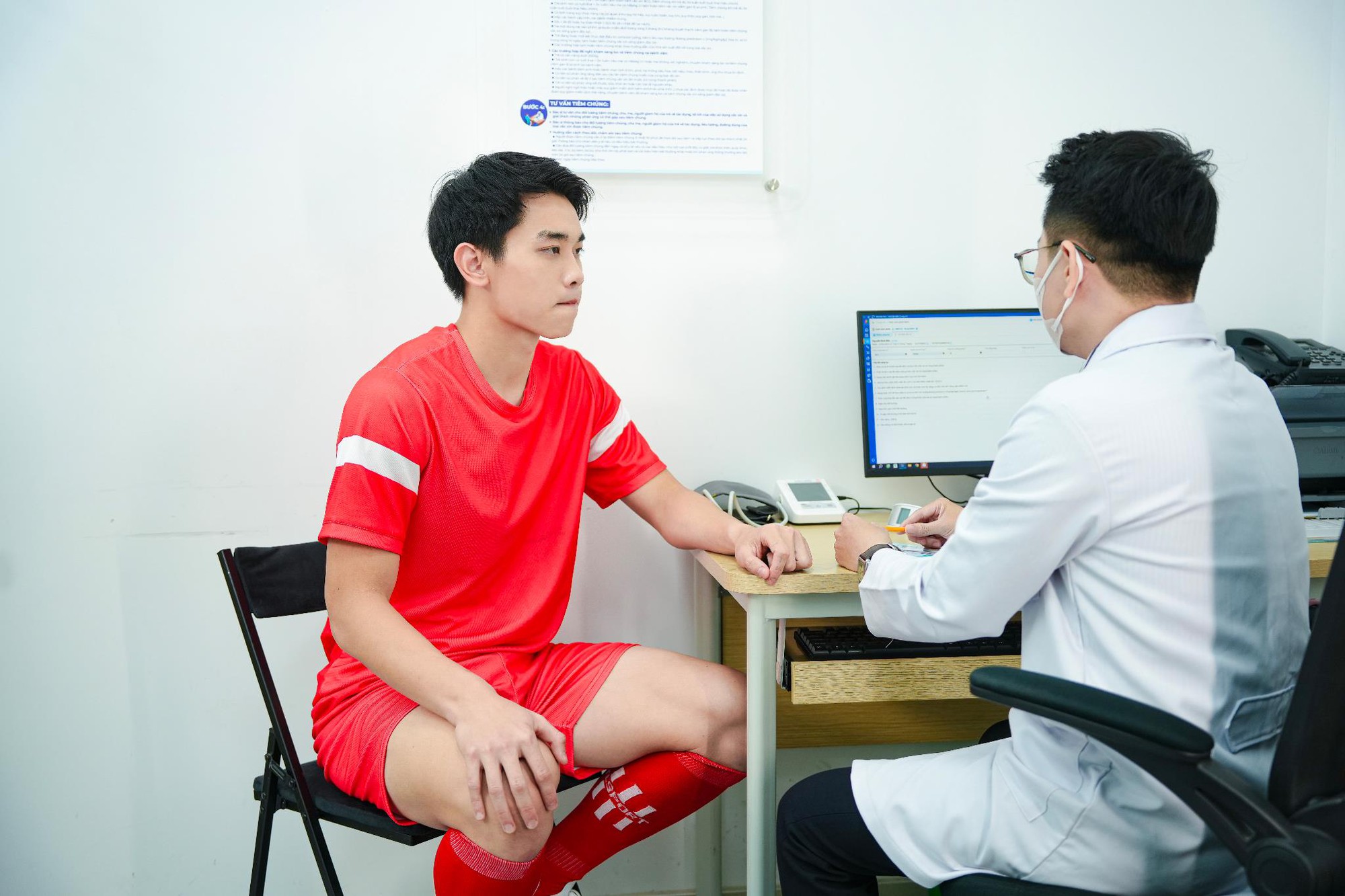 Từ sân bóng đến dự phòng sức khỏe: Đình Bắc, Văn Khang và Trung Kiên tái khẳng định "bản lĩnh phái mạnh"- Ảnh 2.