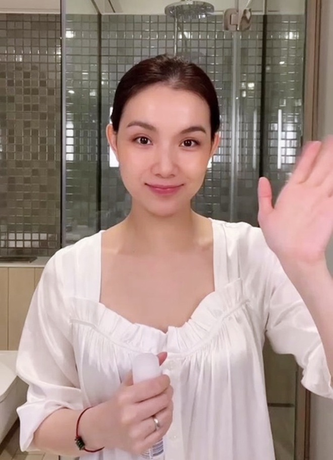 Netizen khen nức nở 1 Hoa hậu Ho&agrave;n vũ 18 năm kh&ocirc;ng gi&agrave;, mặc &aacute;o d&agrave;i tr&ocirc;ng như g&aacute;i đ&ocirc;i mươi- Ảnh 8.