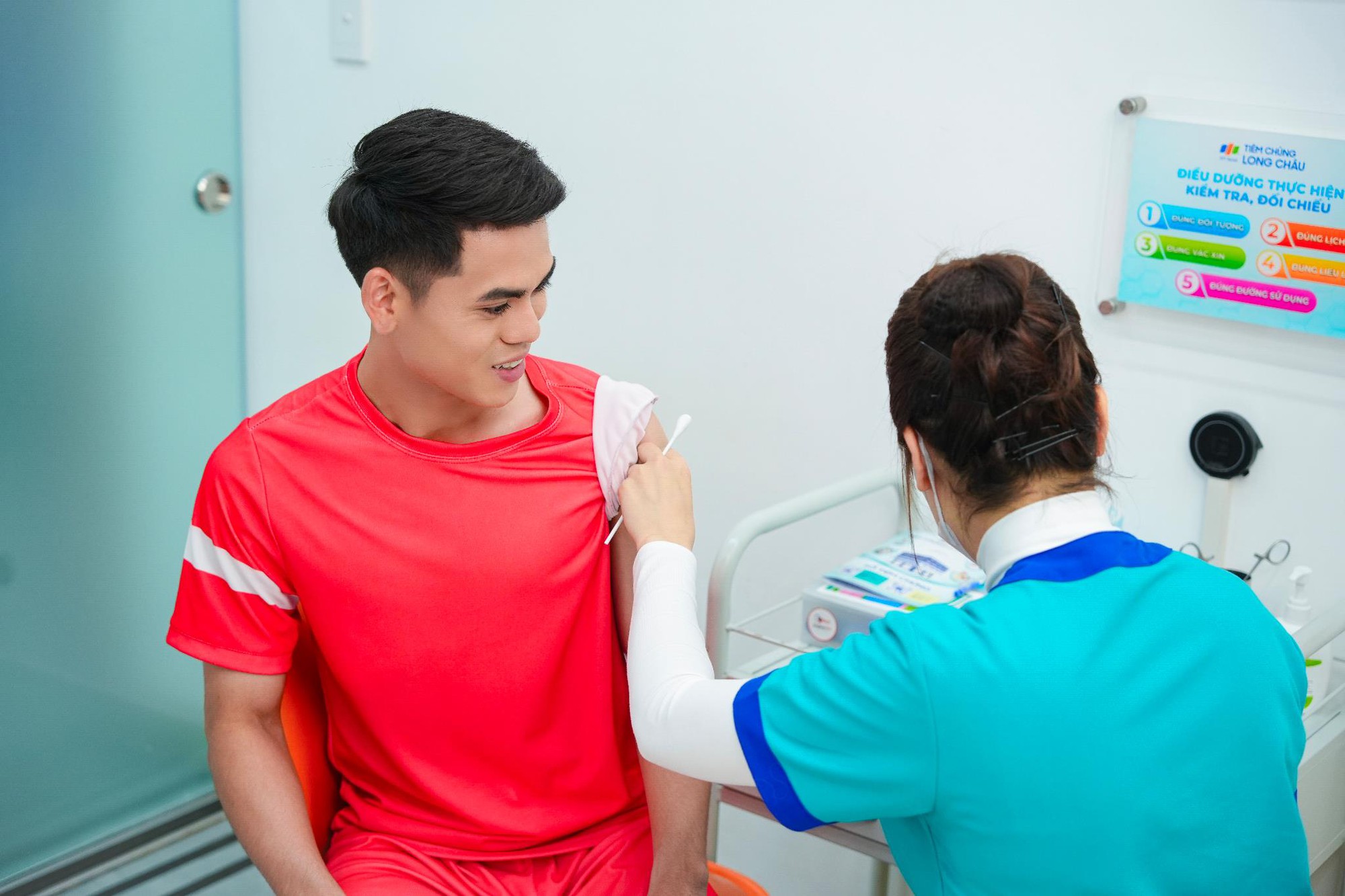 Từ sân bóng đến dự phòng sức khỏe: Đình Bắc, Văn Khang và Trung Kiên tái khẳng định "bản lĩnh phái mạnh"- Ảnh 4.