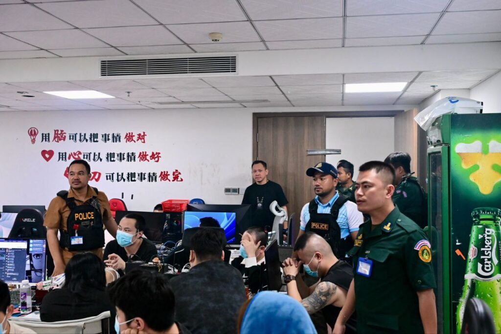 Campuchia đ&aacute;nh mạnh tụ điểm "đen", triệt h&agrave;ng loạt s&ograve;ng bạc lừa đảo lớn- Ảnh 1.