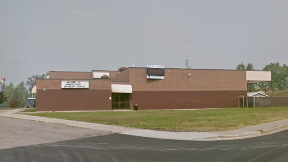 N&Oacute;NG: Xả s&uacute;ng kinh ho&agrave;ng trong trường học ở Canada, h&agrave;ng chục người thương vong- Ảnh 1.