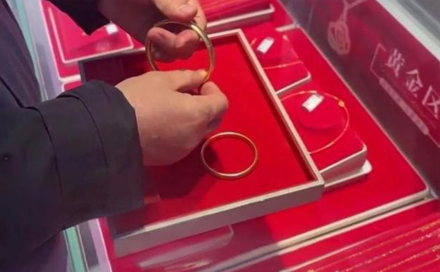 Ph&aacute;t hiện vị kh&aacute;ch hơn 20 tuổi li&ecirc;n tục chi hơn 25 tỷ đồng mua v&agrave;ng m&agrave; kh&ocirc;ng cần hỏi gi&aacute;, quản l&yacute; cửa h&agrave;ng lập tức b&aacute;o cảnh s&aacute;t- Ảnh 1.