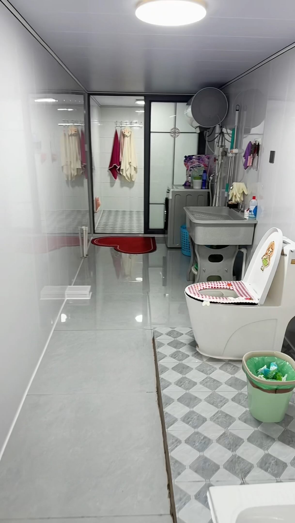 Clip khoe nh&agrave; vệ sinh &ldquo;g&acirc;y b&atilde;o&rdquo; MXH: Sạch tinh tươm, rộng r&atilde;i thoải m&aacute;i, nhưng bố cục lại khiến 