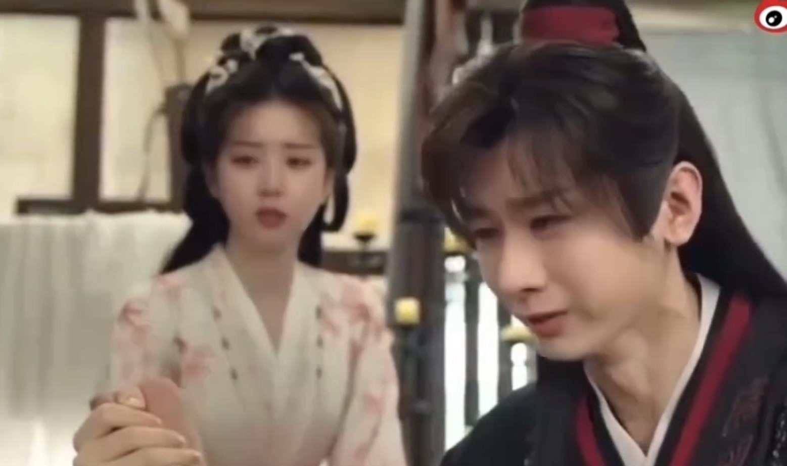 Chưa từng c&oacute; ở showbiz: 20.000 người v&acirc;y k&iacute;n cung điện để gặp thảm họa cổ trang g&oacute;c n&agrave;o cũng xấu- Ảnh 3.