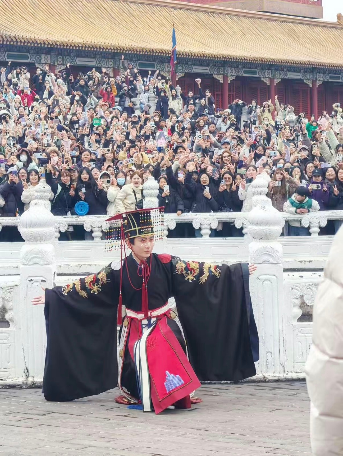 Chưa từng c&oacute; ở showbiz: 20.000 người v&acirc;y k&iacute;n cung điện để gặp thảm họa cổ trang g&oacute;c n&agrave;o cũng xấu- Ảnh 1.