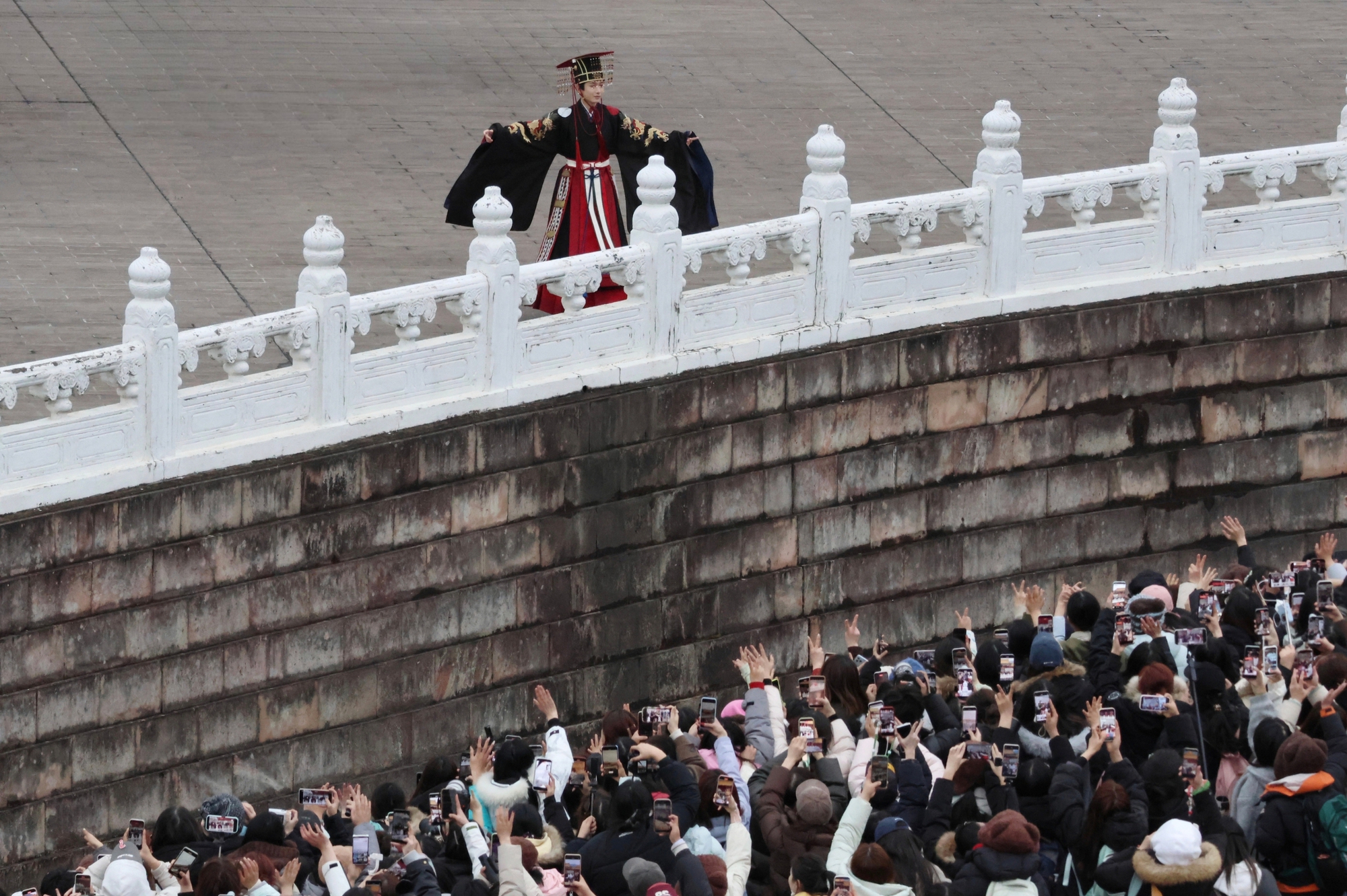 Chưa từng c&oacute; ở showbiz: 20.000 người v&acirc;y k&iacute;n cung điện để gặp thảm họa cổ trang g&oacute;c n&agrave;o cũng xấu- Ảnh 2.