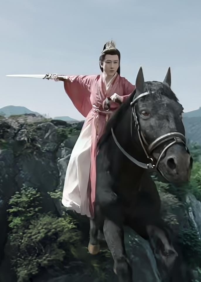 Chưa từng c&oacute; ở showbiz: 20.000 người v&acirc;y k&iacute;n cung điện để gặp thảm họa cổ trang g&oacute;c n&agrave;o cũng xấu- Ảnh 5.