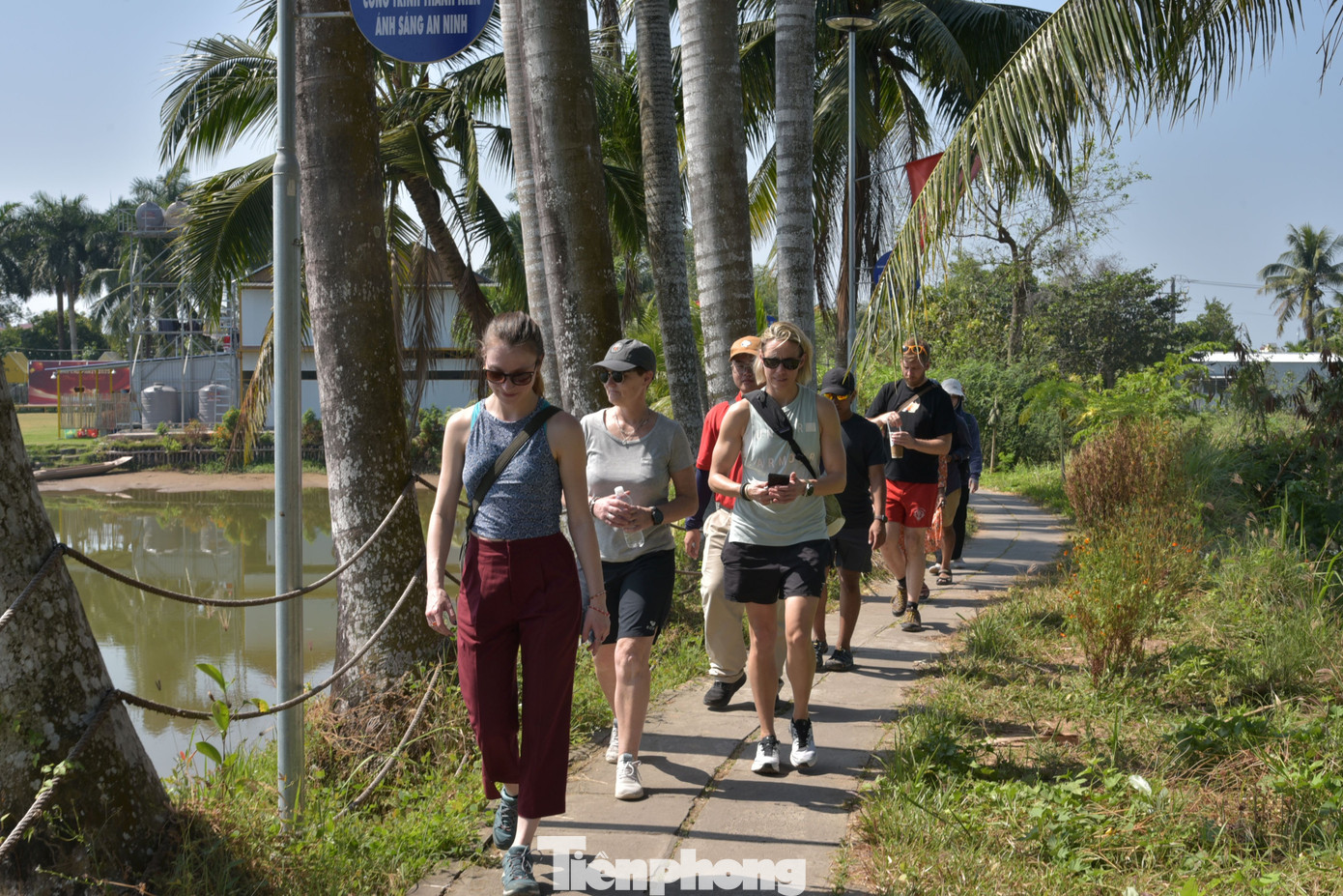 Kh&aacute;ch T&acirc;y 'ăn Tết' sớm ở Cồn Sơn- Ảnh 3.