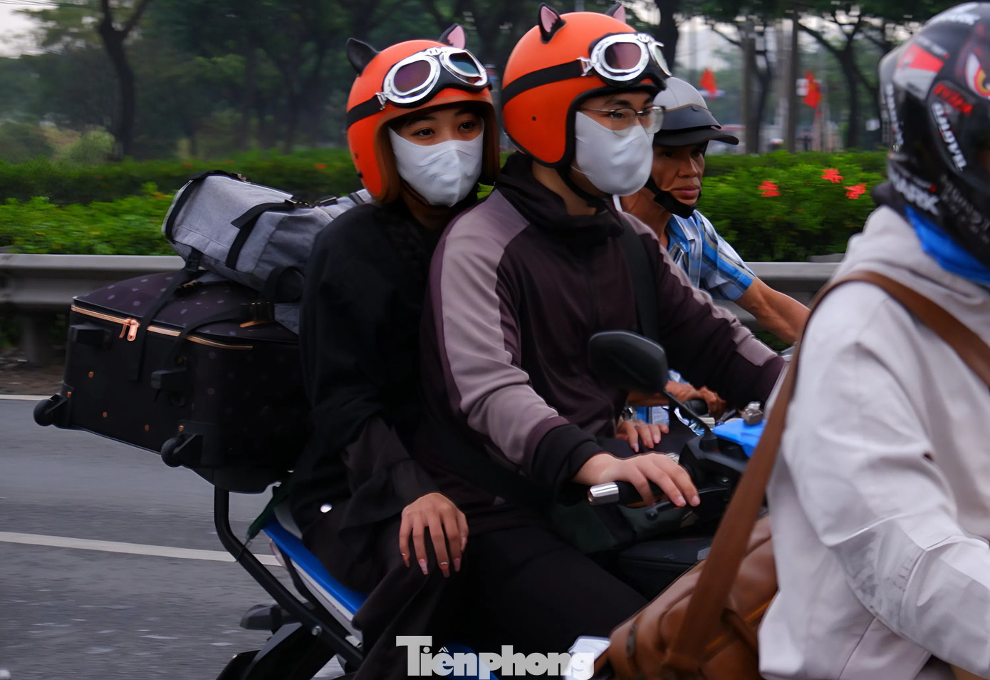 Cửa ng&otilde; TPHCM chật k&iacute;n người về qu&ecirc; đ&oacute;n Tết trong mưa tr&aacute;i m&ugrave;a- Ảnh 4.